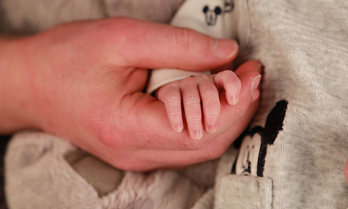 NW-Fotodesign-Newbornshooting-Hand-nehmen